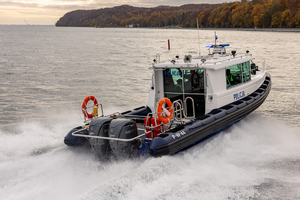 Zdjęcie przedstawia zakupioną łódź R-1 Parker w trakcie manewrów morskich.