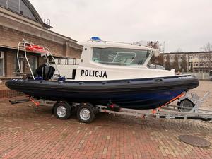 Zdjęcie przedstawia zakupioną w ramach projektu łódź R-2 Parker (zadokowana)