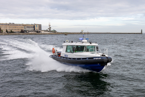 Zdjęcie przedstawia łódź typu R-1 w trakcie manewrów morskich.