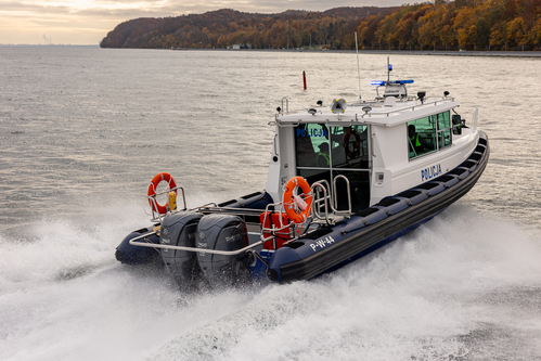 Zdjęcie przedstawia łódź typu R-1 w trakcie manewrów morskich.