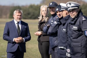 Zdjęcie przedstawia delegację KGP, której przewodził nadinsp. Roman Kuster, zastępca Komendanta Głównego Policji.