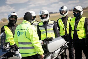 Zdjęcie przedstawia policjantów w trakcie szkolenia doskonalącego technikę jazdy motocyklem.
