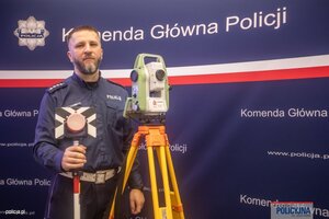 Zdjęcie przedstawia Ręczne Mierniki Prędkości pozyskane w ramach programu FENiKS oraz operatora.