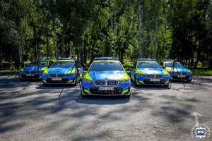 Zdjęcie przedstawia samochody BMW M340i xDrive zakupione w ramach dwóch projektów: „Pomagamy i chronimy – samochody osobowe oznakowane o podwyższonych parametrach dla pionu ruchu drogowego” i „Pomagamy i chronimy - ręczne mierniki prędkości z rejestracją obrazu w kontroli ruchu drogowego oraz dodatkowe szkolenie z zakresu bezpieczeństwa ruchu drogowego” współfinansowanych przez Unię Europejską z Programu Fundusze Europejskie na Infrastrukturę, Klimat, Środowisko 2021-2027 (FEnIKS).