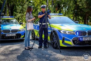 Zdjęcie przedstawia samochody BMW M340i xDrive zakupione w ramach dwóch projektów: „Pomagamy i chronimy – samochody osobowe oznakowane o podwyższonych parametrach dla pionu ruchu drogowego” i „Pomagamy i chronimy - ręczne mierniki prędkości z rejestracją obrazu w kontroli ruchu drogowego oraz dodatkowe szkolenie z zakresu bezpieczeństwa ruchu drogowego” współfinansowanych przez Unię Europejską z Programu Fundusze Europejskie na Infrastrukturę, Klimat, Środowisko 2021-2027 (FEnIKS).