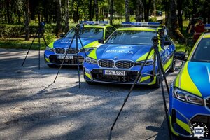 Zdjęcie przedstawia samochody BMW M340i xDrive zakupione w ramach dwóch projektów: „Pomagamy i chronimy – samochody osobowe oznakowane o podwyższonych parametrach dla pionu ruchu drogowego” i „Pomagamy i chronimy - ręczne mierniki prędkości z rejestracją obrazu w kontroli ruchu drogowego oraz dodatkowe szkolenie z zakresu bezpieczeństwa ruchu drogowego” współfinansowanych przez Unię Europejską z Programu Fundusze Europejskie na Infrastrukturę, Klimat, Środowisko 2021-2027 (FEnIKS).