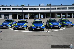 Zdjęcie przedstawia samochody BMW M340i xDrive zakupione w ramach dwóch projektów: „Pomagamy i chronimy – samochody osobowe oznakowane o podwyższonych parametrach dla pionu ruchu drogowego” i „Pomagamy i chronimy - ręczne mierniki prędkości z rejestracją obrazu w kontroli ruchu drogowego oraz dodatkowe szkolenie z zakresu bezpieczeństwa ruchu drogowego” współfinansowanych przez Unię Europejską z Programu Fundusze Europejskie na Infrastrukturę, Klimat, Środowisko 2021-2027 (FEnIKS).