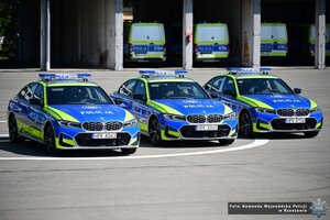 Zdjęcie przedstawia samochody BMW M340i xDrive zakupione w ramach dwóch projektów: „Pomagamy i chronimy – samochody osobowe oznakowane o podwyższonych parametrach dla pionu ruchu drogowego” i „Pomagamy i chronimy - ręczne mierniki prędkości z rejestracją obrazu w kontroli ruchu drogowego oraz dodatkowe szkolenie z zakresu bezpieczeństwa ruchu drogowego” współfinansowanych przez Unię Europejską z Programu Fundusze Europejskie na Infrastrukturę, Klimat, Środowisko 2021-2027 (FEnIKS).