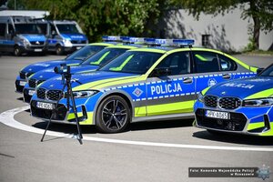 Zdjęcie przedstawia samochody BMW M340i xDrive zakupione w ramach dwóch projektów: „Pomagamy i chronimy – samochody osobowe oznakowane o podwyższonych parametrach dla pionu ruchu drogowego” i „Pomagamy i chronimy - ręczne mierniki prędkości z rejestracją obrazu w kontroli ruchu drogowego oraz dodatkowe szkolenie z zakresu bezpieczeństwa ruchu drogowego” współfinansowanych przez Unię Europejską z Programu Fundusze Europejskie na Infrastrukturę, Klimat, Środowisko 2021-2027 (FEnIKS).