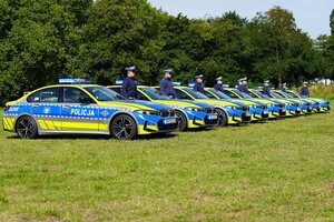 Zdjęcie przedstawia radiowozy BMW M340i xDrive zakupione w ramach projektu Pomagamy i chronimy – samochody osobowe oznakowane o podwyższonych parametrach dla pionu ruchu drogowego” realizowanego w ramach FEnIKS.