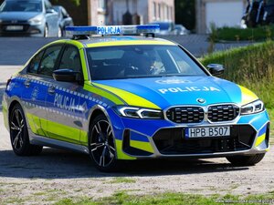 Zdjęcie przedstawia radiowozy BMW M340i xDrive zakupione w ramach projektu Pomagamy i chronimy – samochody osobowe oznakowane o podwyższonych parametrach dla pionu ruchu drogowego” realizowanego w ramach FEnIKS.