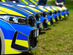 Zdjęcie przedstawia radiowozy BMW M340i xDrive zakupione w ramach projektu Pomagamy i chronimy – samochody osobowe oznakowane o podwyższonych parametrach dla pionu ruchu drogowego” realizowanego w ramach FEnIKS.