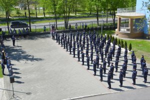 Umundurowani policjanci stojący w kilku szeregach. Zdjęcie z &quot;lotu ptaka&quot;