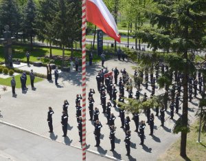 Umundurowani policjanci stojący w kilku szeregach. Zdjęcie z &quot;lotu ptaka&quot;