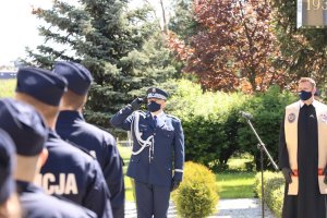 Umundurowani policjanci oddający honory