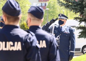 Umundurowani policjanci oddający honory
