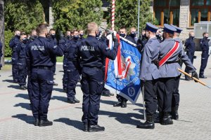 Umundurowani policjanci składający przysięgę na sztandar