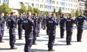 Umundurowani policjanci składający przysięgę na sztandar