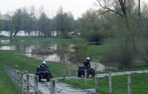 Mazowieccy policjanci na quadach podczas poszukiwań osoby zaginionej