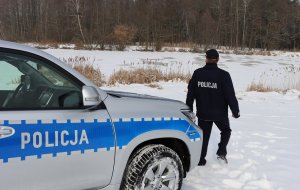 Policjant stojący w śniegu