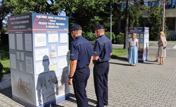 Dwóch policjantów oglądających wystawę
