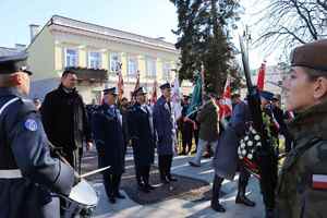 policjanci i inne osoby przed pomnikiem