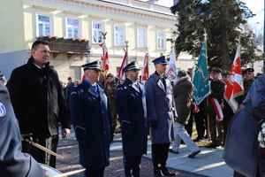 policjanci i inne osoby przed pomnikiem