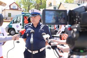 Policjant stojący przed kamerą