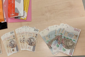 Pieniądze leżące na stole