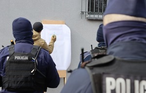 Umundurowani policjanci ćwiczący w terenie