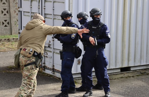 Umundurowani policjanci ćwiczący w terenie