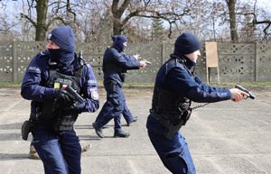 Umundurowani policjanci ćwiczący w terenie