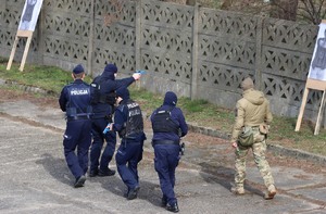 Umundurowani policjanci ćwiczący w terenie