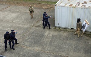 Umundurowani policjanci ćwiczący w terenie