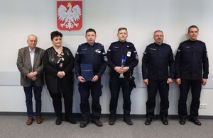 Umundurowani policjanci w sali wykładowej