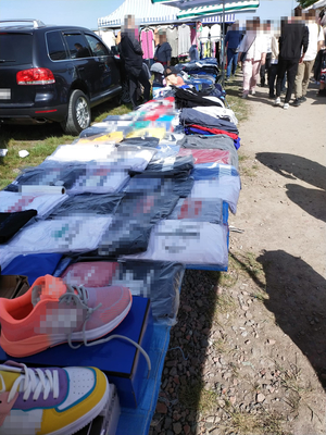 Policjanci zabezpieczyli podrabiane ubrania i buty