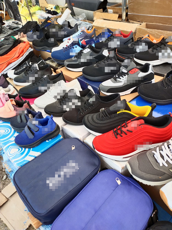 Policjanci zabezpieczyli podrabiane ubrania i buty