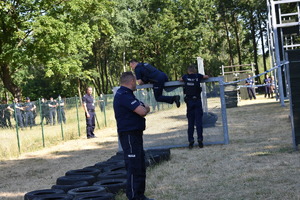 policjant na torze przeszkód