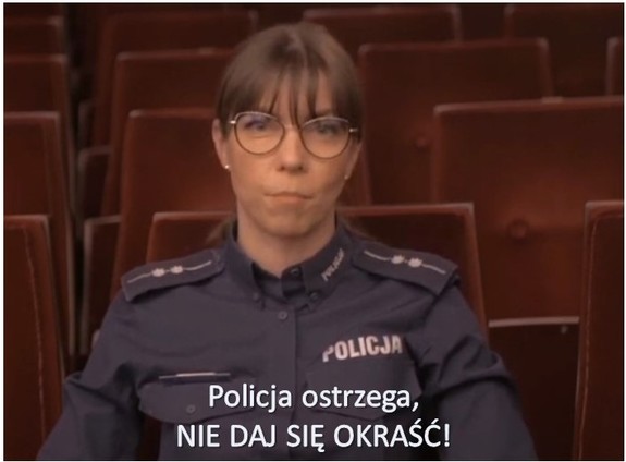 Policjantka ostrzega przed kradzieżami.
