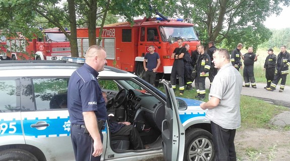 75-latek został odnaleziony przez policjantów i strażaków