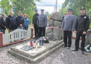 Policjanci odsłonili pamiątkową tablicę na cmentarze w Lubomlu