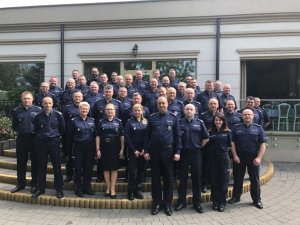 Umundurowani policjanci stojący na schodach