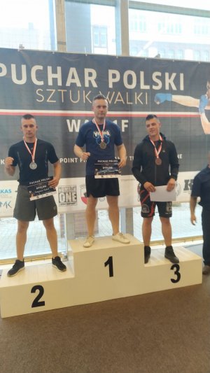 zawodnicy kickboxingu wraz z sierż Daniel Zaręba