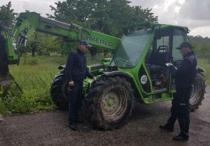 Na zdjęciu widać policjantów przy odzyskanej koparce