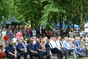 zaproszeni goście oraz uczestnicy festynu