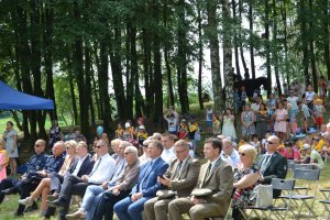 zaproszeni goście oraz uczestnicy festynu