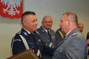 Pożegnanie Komendanta Wojewódzkiego Policji zs. w Radomiu insp. Tomasza Michułkę - wręczenie wyróżnienia przez NSZZP w Radomiu