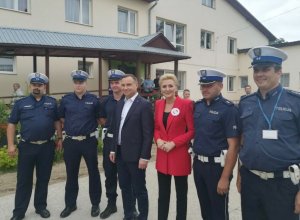 Umundurowani policjanci stojąca obok Pary Prezydenckiej