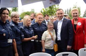 Umundurowani policjanci stojąca obok Pary Prezydenckiej