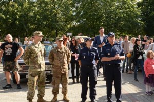 Umundurowani policjanci i żołnierze amerykańscy stojący na placu